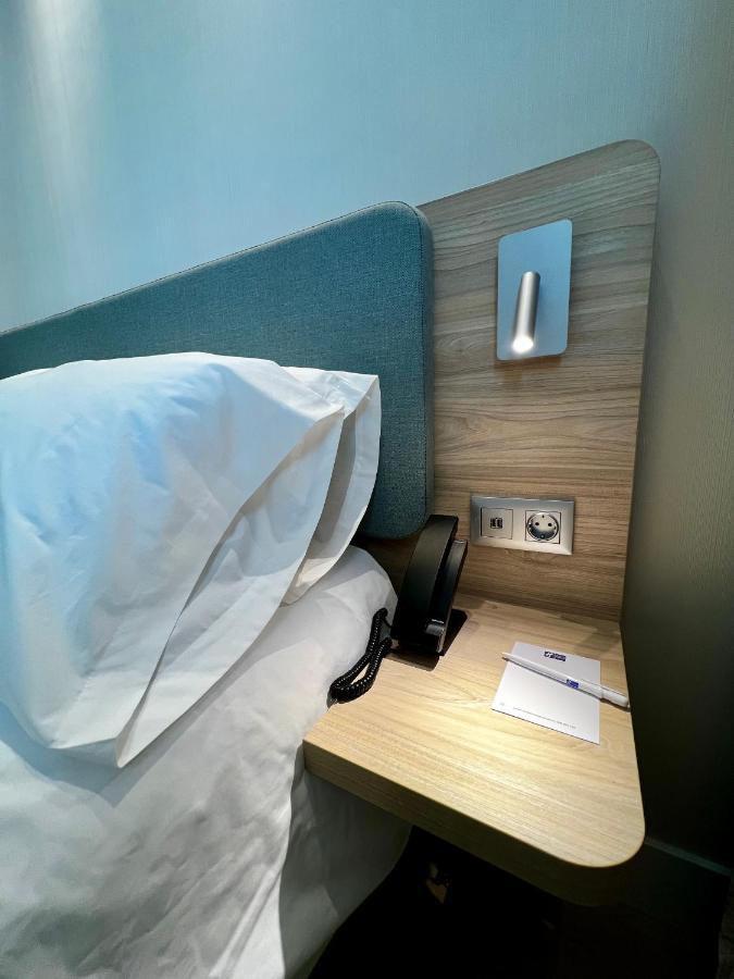 Holiday Inn Express - Madrid - Airport By Ihg ภายนอก รูปภาพ