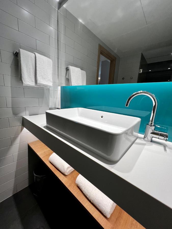 Holiday Inn Express - Madrid - Airport By Ihg ภายนอก รูปภาพ